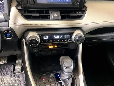Used 2019 Toyota RAV4 XLE FWD image 24
