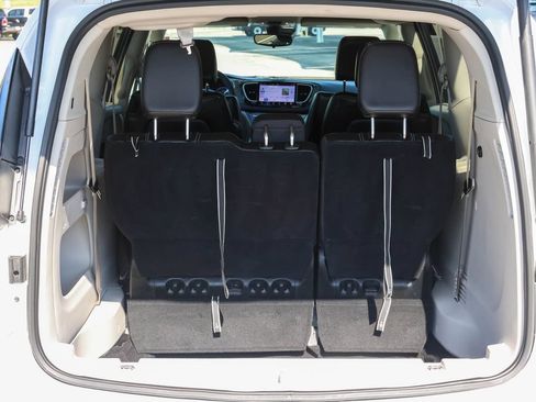 Used 2024 Chrysler Pacifica Touring-L FWD image 31