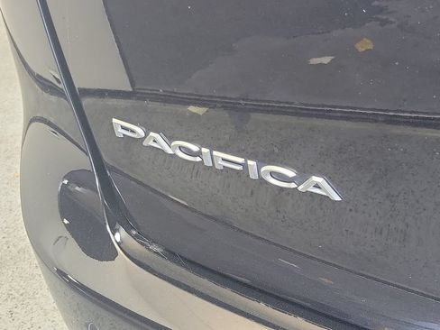Used 2025 Chrysler Pacifica Pinnacle AWD/4WD image 9
