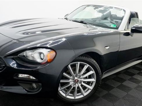 Used 2017 FIAT 124 Spider Lusso RWD image 2