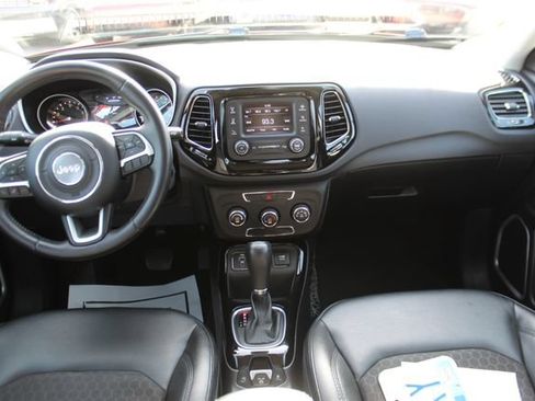 Used 2018 Jeep Compass Latitude FWD image 11