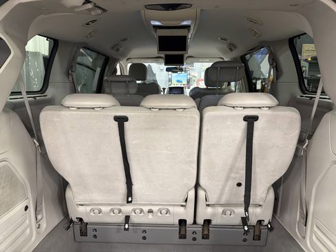 Used 2009 Chrysler Town & Country Limited w/ Entertainment Group #3 image 10