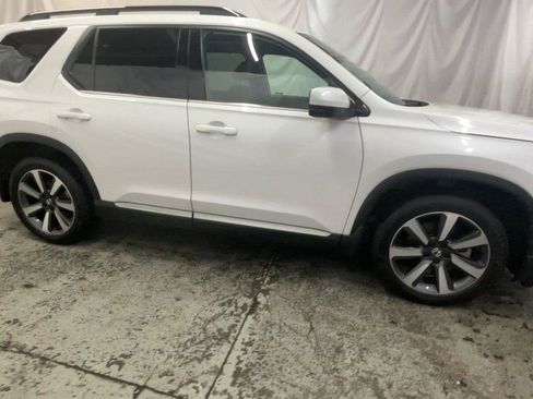 Used 2023 Honda Pilot Touring image 4