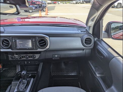 Used 2018 Toyota Tacoma SR5 AWD/4WD image 4