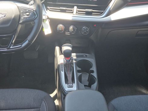 Used 2024 Chevrolet Trax RS w/ Sunroof Package FWD image 17