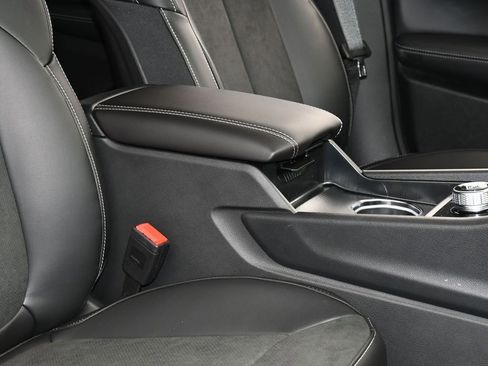 Used 2025 Jeep Grand Cherokee Altitude image 37