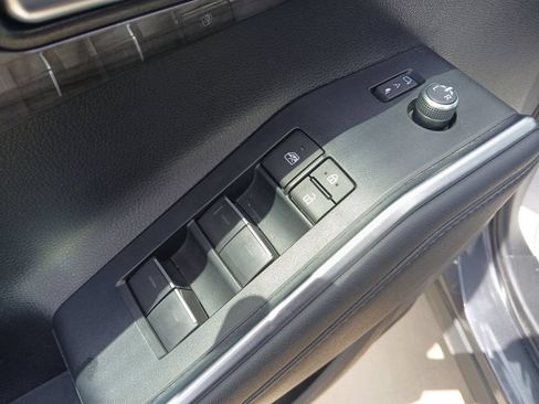 Used 2024 Toyota Highlander Limited FWD image 29