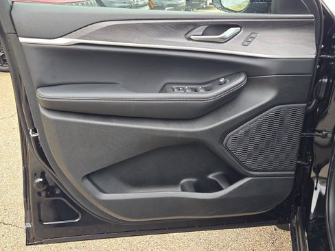 New 2025 Jeep Grand Cherokee Limited w/ Black Appearance Package image 22