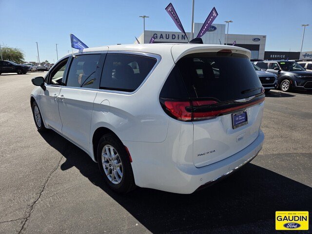 Used 2025 Chrysler Pacifica Select FWD image 5