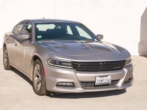 Used 2017 Dodge Charger SXT image 3