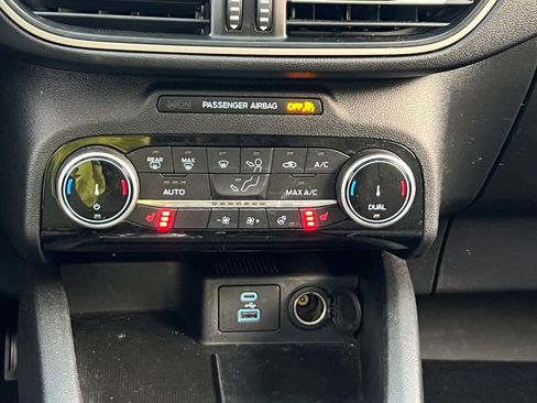 Used 2022 Ford Escape SE w/ SE Sport Appearance Package image 19