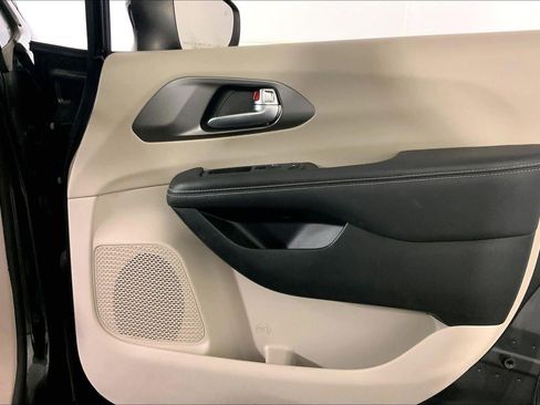 Used 2023 Chrysler Pacifica Touring-L FWD image 26