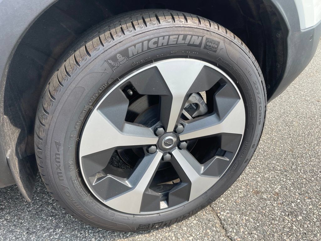Used 2025 Volvo XC40 B5 Plus AWD/4WD image 10