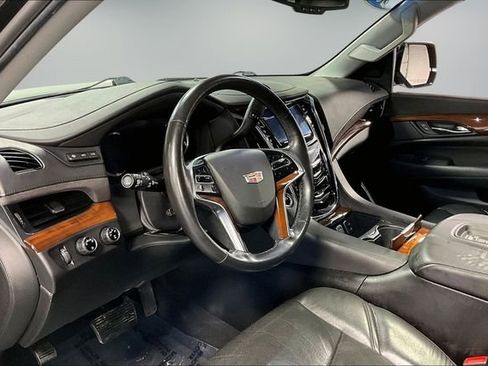 Used 2016 Cadillac Escalade Luxury image 18