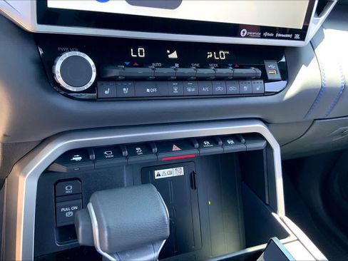 Used 2022 Toyota Tundra Platinum w/ Advanced Package AWD/4WD image 33