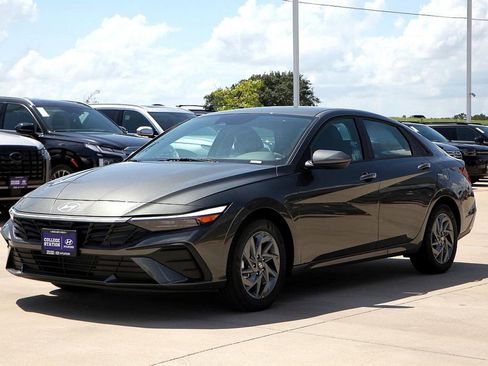 Used 2024 Hyundai Elantra SEL image 3