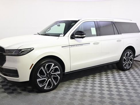 New 2026 Lincoln Navigator L Reserve AWD/4WD image 2