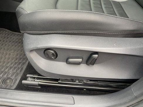 Certified 2022 Volkswagen Taos SEL w/ Panoramic Sunroof Package image 17