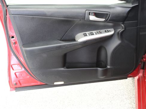 Used 2012 Toyota Camry SE FWD image 12