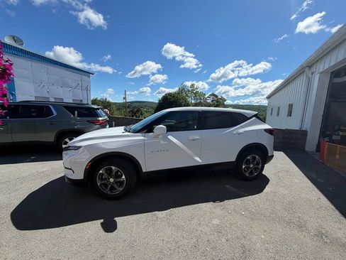 Used 2025 Chevrolet Blazer LT AWD/4WD image 2
