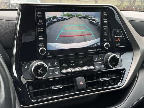 Used 2022 Toyota Highlander XLE AWD/4WD image 18
