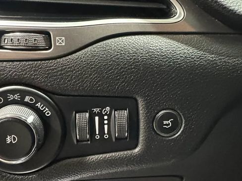 Used 2019 Jeep Cherokee Limited image 13