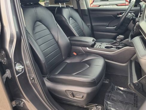 Used 2023 Toyota Highlander XLE image 12