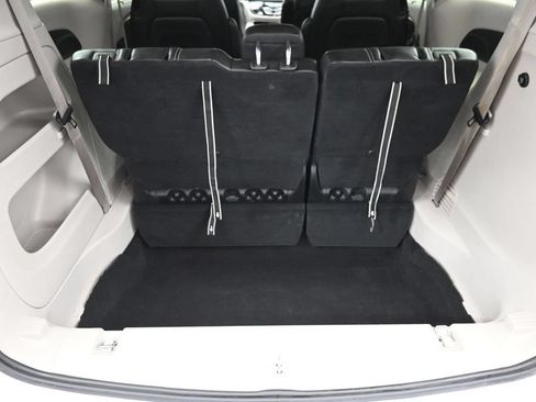 Used 2023 Chrysler Pacifica Touring-L FWD image 13