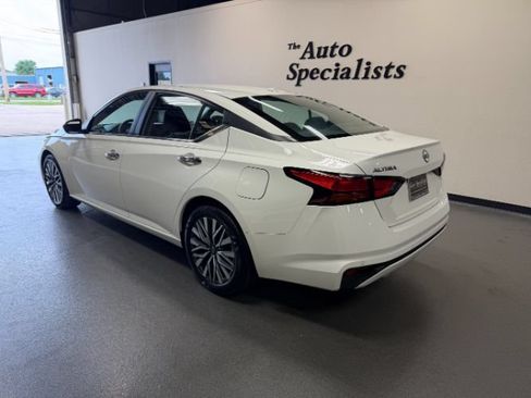 Used 2025 Nissan Altima 2.5 SV FWD image 2