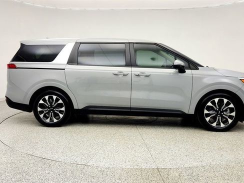 Used 2023 Kia Carnival EX FWD image 4
