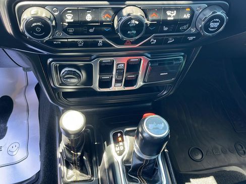 Used 2021 Jeep Wrangler Unlimited Sahara AWD/4WD image 14