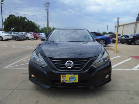 Used 2018 Nissan Altima 2.5 SR w/ SR Midnight Edition FWD image 2