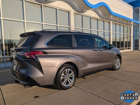 Used 2022 Toyota Sienna Platinum image 6