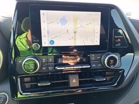 Used 2024 Toyota Highlander LE image 29