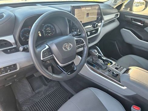 Used 2023 Toyota Highlander Platinum image 12