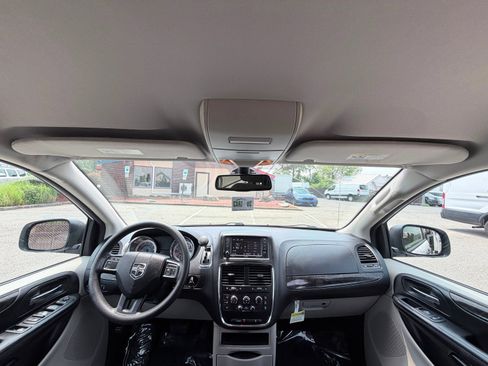 Used 2019 Dodge Grand Caravan SE w/ UConnect Hands-Free Group FWD image 27