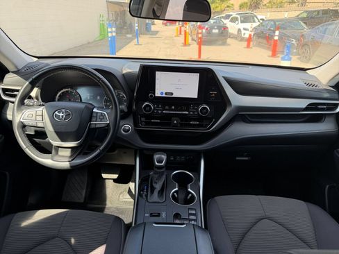 Used 2025 Toyota Highlander LE FWD image 35