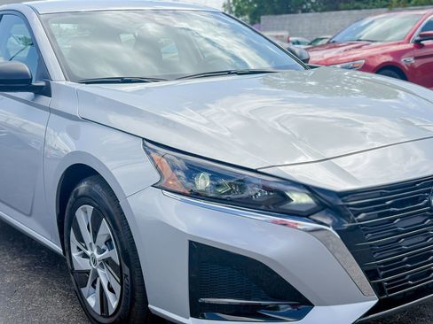 Used 2024 Nissan Altima 2.5 S FWD image 3