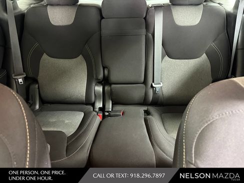Used 2017 Jeep Cherokee Sport FWD image 28