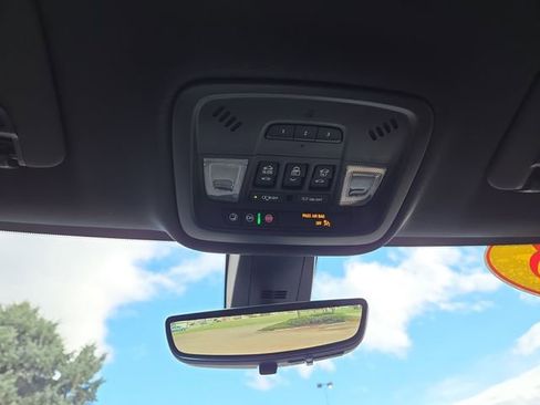 Used 2023 Chevrolet Traverse Premier image 28