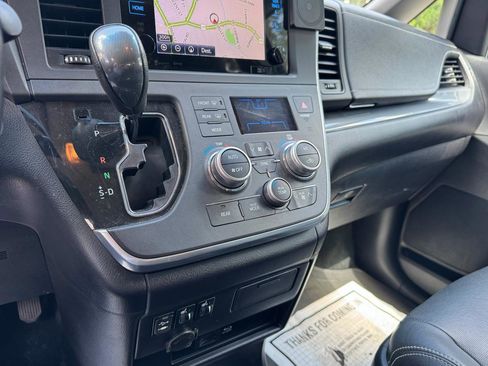 Used 2016 Toyota Sienna SE Premium FWD image 26