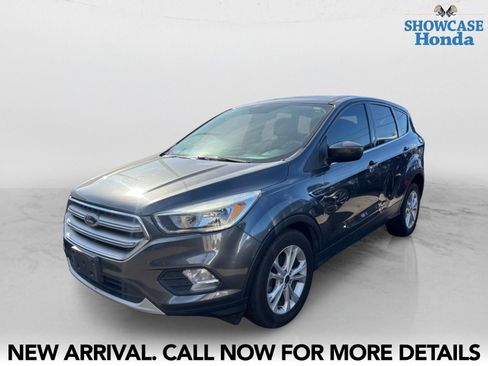 Used 2017 Ford Escape SE w/ SE Cold Weather Package image 2