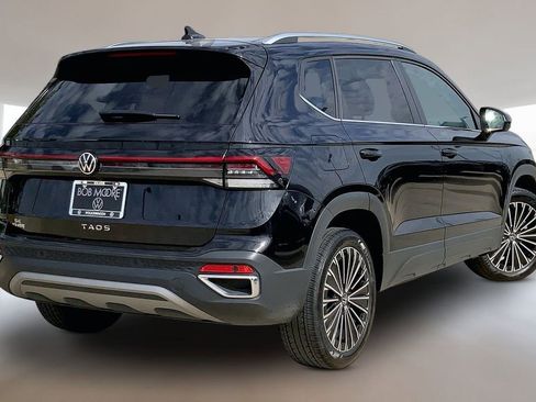 Used 2025 Volkswagen Taos SE FWD image 2