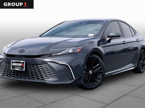 Used 2025 Toyota Camry SE FWD image 1