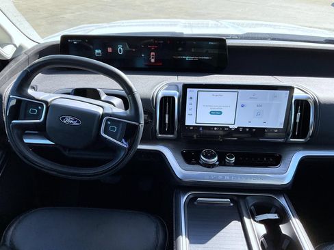 Used 2025 Ford Expedition Platinum AWD/4WD image 14
