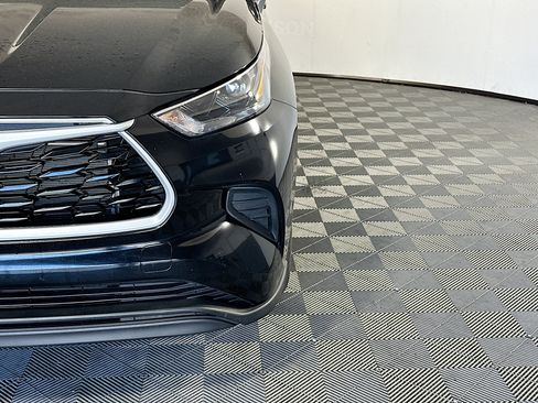 Used 2023 Toyota Highlander L FWD image 9