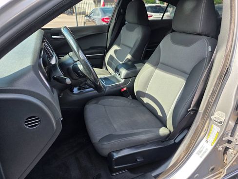 Used 2017 Dodge Charger SE RWD image 8