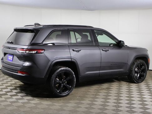 Used 2023 Jeep Grand Cherokee Altitude image 9