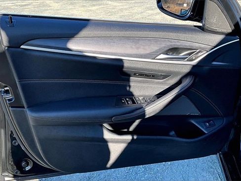 Used 2023 BMW 530i xDrive w/ Premium Package image 9