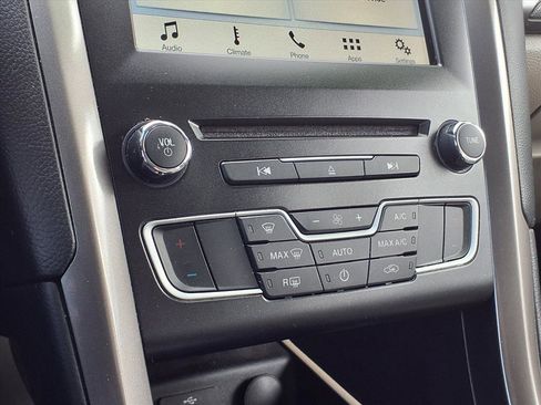 Used 2018 Ford Fusion SE w/ Fusion SE Technology Package image 11